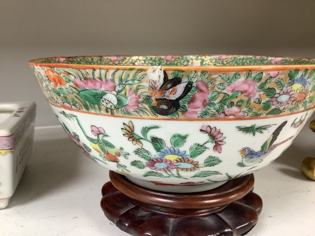 A Chinese circular famille rose bowl, a rectangular landscape-decorated planter and a pair of small bowls and covers, largest 24cm Dia 23cm (bowl)